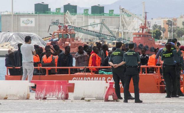 Una patrullera francesa rescata a 63 inmigrantes en el mar de Alborán