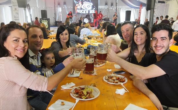 El Oktoberfest inunda Almería con 20.000 litros de cerveza alemana