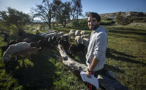 «Cuando estoy de pastor aprovecho para repasar apuntes»