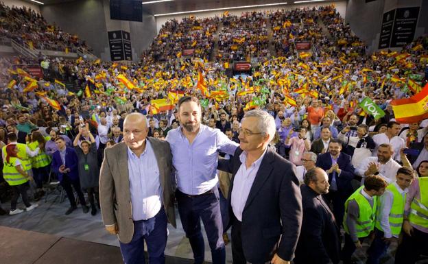 Abascal en Granada: «Todos los partidos están con el PSOE y contra Vox»