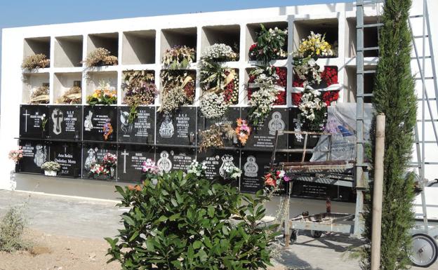 El buen tiempo, las cremaciones y los reagrupamientos alivian el cementerio