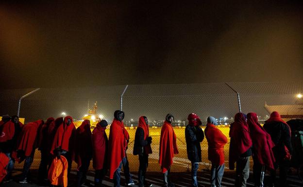 Detienen a los 75 ocupantes de dos pateras que llegaron a las playas de Torrenueva y Albuñol