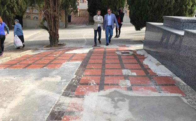 Arreglos puntuales en el cementerio de Jaén, a la espera de más personal