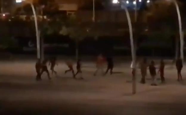 Brutal pelea mortal con machetes, catanas y palos de hiero: un fallecido y 30 personas implicadas