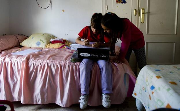 Radiografía de la pobreza infantil en Granada: niños que juegan con zapatos rotos
