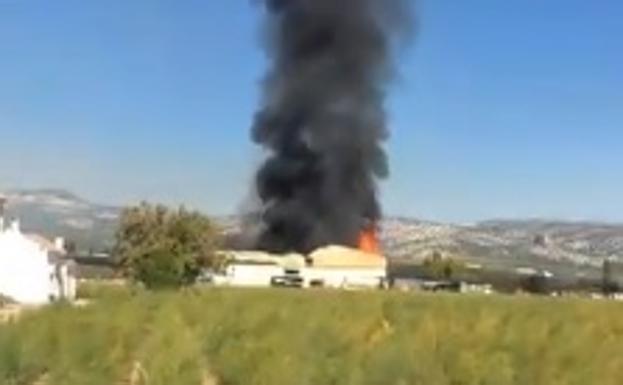 Sofocan el incendio de una nave provocado por una quema de rastrojos en Valderrubio