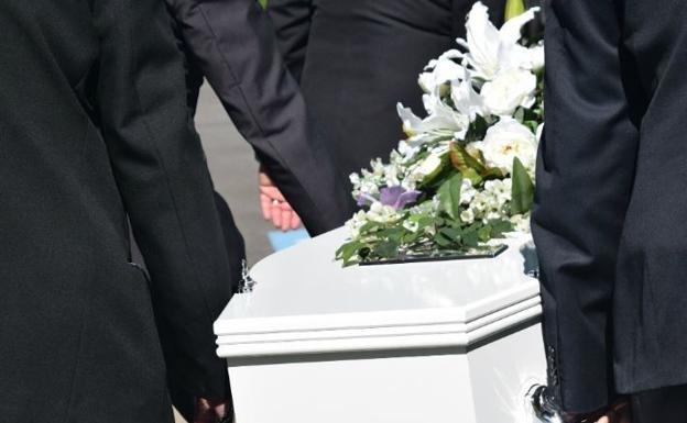 Se da cuenta de que su mujer sigue viva minutos antes de que la incineren