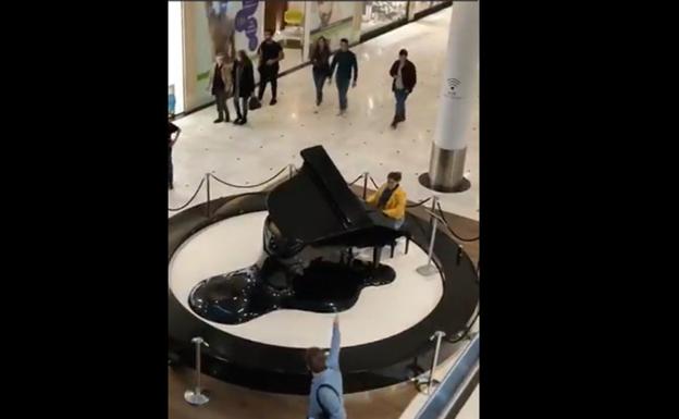 Una mujer se pone a tocar el 'Cara al sol' en un piano de un centro comercial de Valladolid