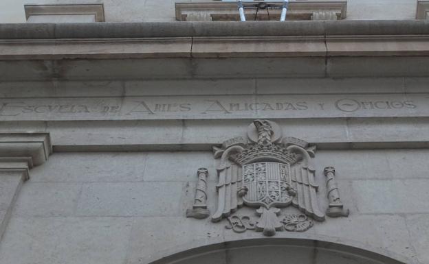 El escudo franquista de la Escuela de Artes espera a Patrimonio