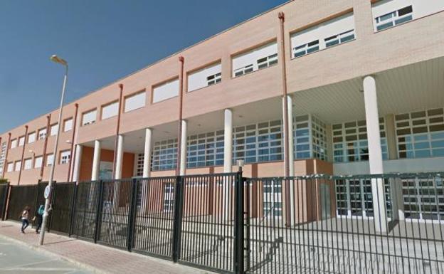 Un alumno apuñala a un compañero por la espalda durante una clase en un instituto