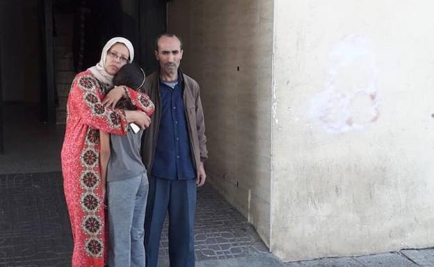 Desalojan en El Puche a una familia con una menor de un piso de alquiler social que compraron