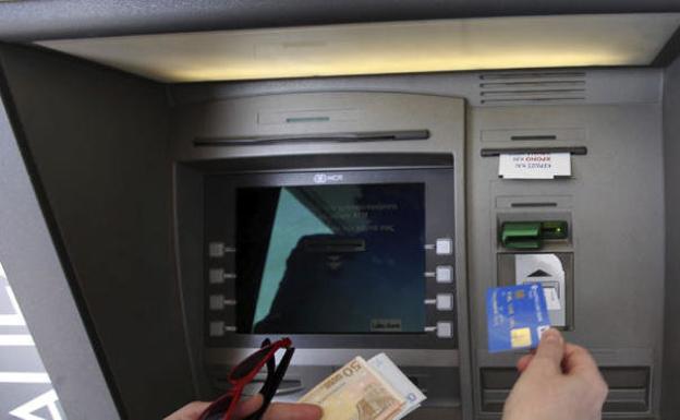 El Tribunal Supremo anula por abusiva una comisión bancaria que cobraba 30 euros por cada descubierto