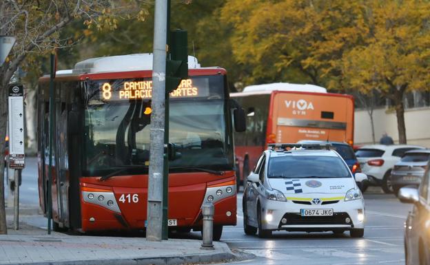 Desvían tres líneas de buses de Granada por el lanzamiento de huevos en Halloween