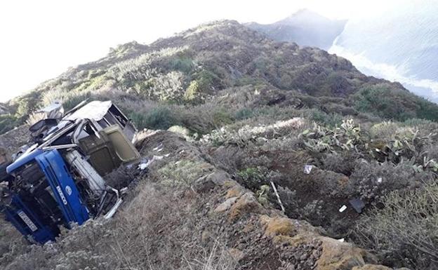 Un camionero salva la vida milagrosamente al caer su vehículo por un barranco de 60 metros