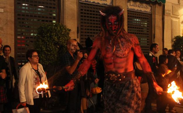 Un centenar de policías contra el terror vandálico de Halloween en Almería