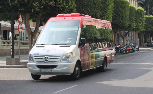 Surbús retira seis buses y suprime la Línea 1 tras algunos 'huevazos' en la noche de Halloween