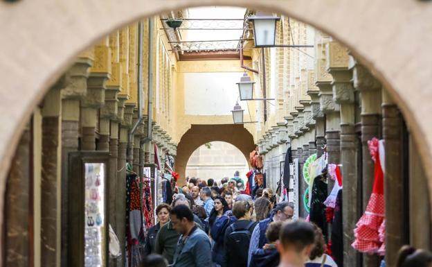 El puente de todas las tiendas abiertas llena Granada de turistas