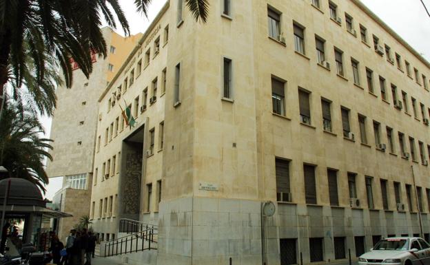 Cinco años de prisión por guiar una patera con medio centenar de ocupantes hasta Almería