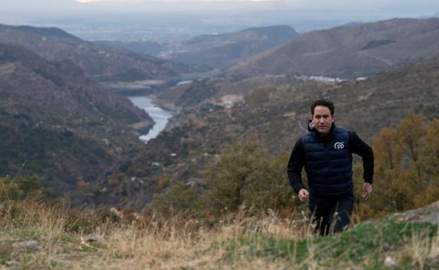 Teodoro García Egea desconecta de la campaña en la sierra granadina