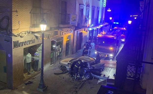 Aparatoso impacto entre dos coches en Santa Fe (Granada) con una chica atrapada
