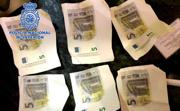 Un vecino de Granada imprimió billetes falsos de 5 euros en su casa y los distribuyó por toda Andalucía