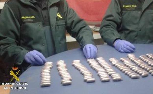 Detenido en el puerto con 161 bellotas de hachís ocultas en sus ropas y en el interior de su cuerpo