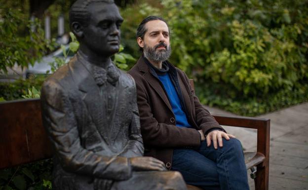 «En el espejo veo a un desconocido con un aire inquietantemente familiar»