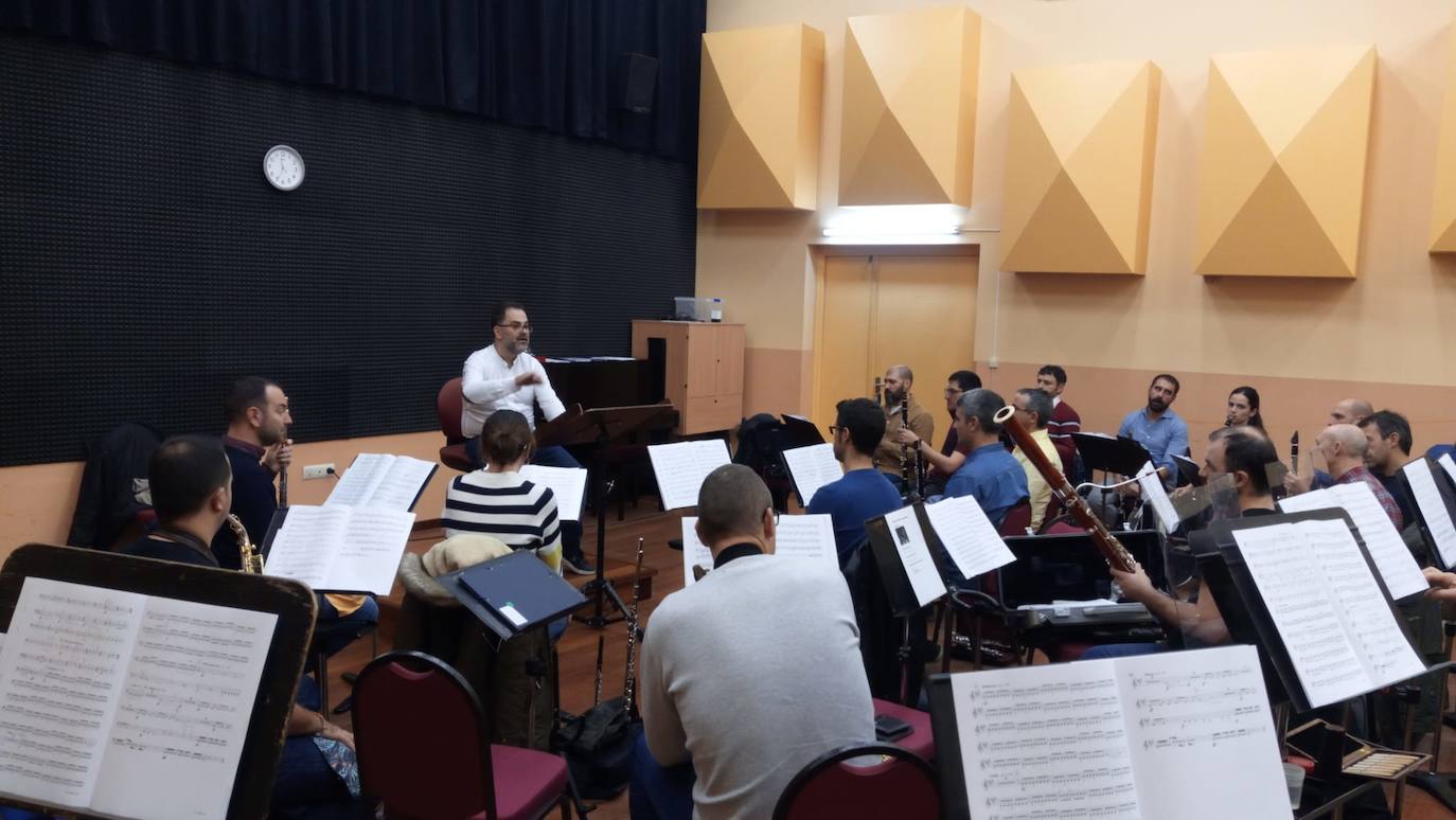 El granadino José Antonio Guerrero dirigirá mañana un concierto de la banda La Coruña