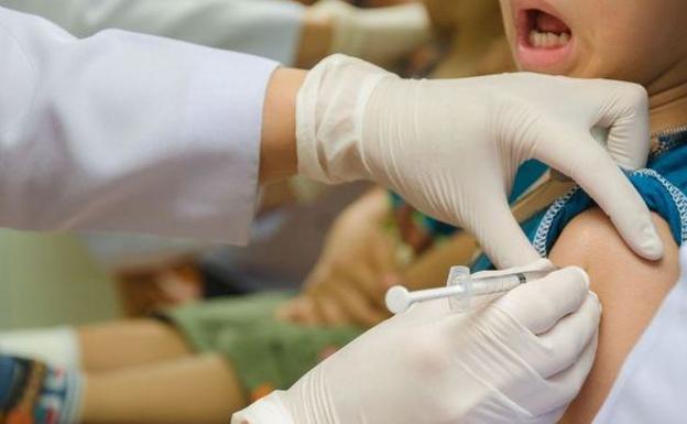La vacuna que se añade al calendario de bebés y adolescentes desde enero en Andalucía