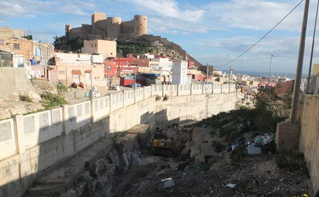 Las máquinas ya limpian el Barranco del Caballar, que se había convertido en un vertedero