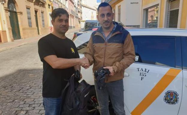 Un taxista mileurista devuelve una mochila con 5.500 euros a un cliente
