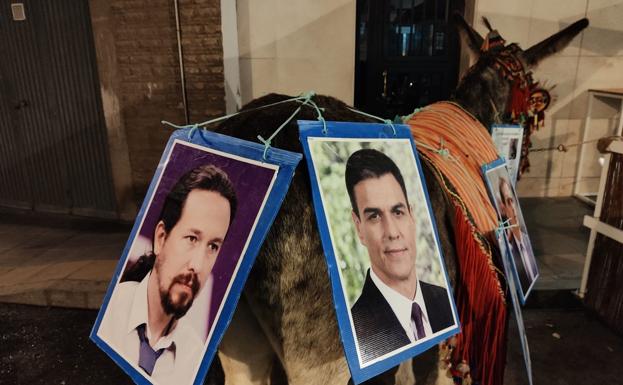 Protesta en burro por las calles de Motril para criticar a los políticos el 10N