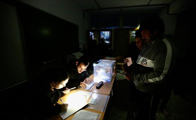 Los apagones afectan a los colegios electorales en Granada