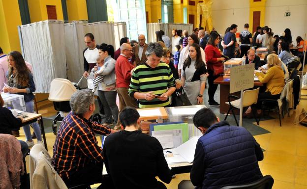 Un colegio electoral de Canena se inunda durante la madrugada