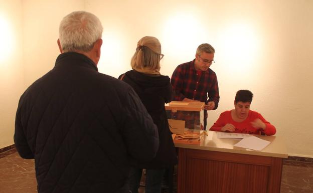 Un colegio de Alcalá cerrará más tarde por la falta de papeletas de VOX durante media hora