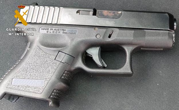 Detenido por amenazar a los clientes de un bar de copas de Cúllar Vega con una pistola