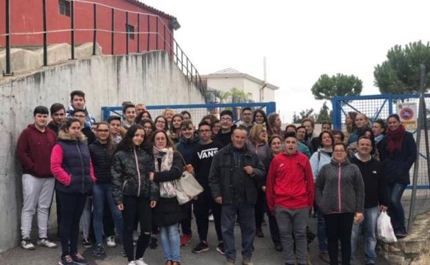 Alumnos del IES de Rus, en huelga para reabrir la cafetería del centro