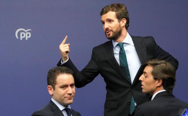 Casado se desprende de la presión del desbloqueo tras el pacto de la izquierda