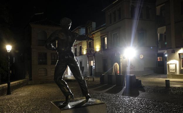 La luz 'cegadora' de Mario Maya en el Paseo de los Tristes