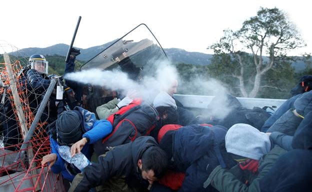 Los antidisturbios franceses dispersan a los manifestantes de La Junquera con gas pimienta