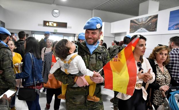 Almería despide a más de 200 militares que parten hacia Líbano