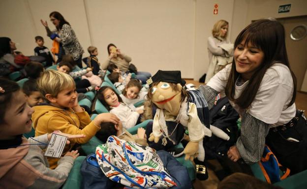 La rectora y el emperador Carlos V abren las puertas de su imperio a los niños