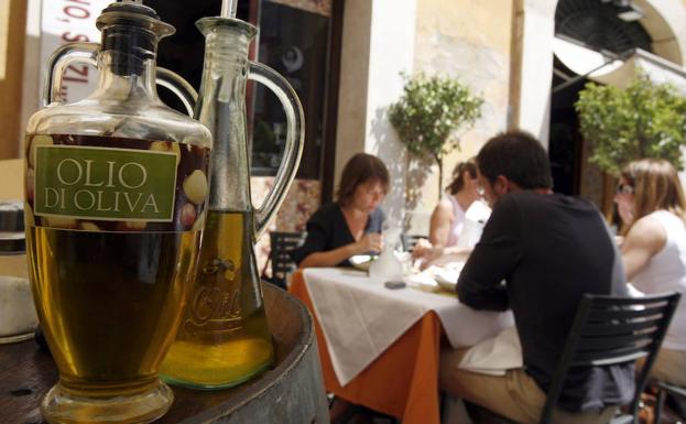 El aceite español, pese al anuncio del almacenamiento y de menor cosecha, a menos de la mitad de precio que el italiano