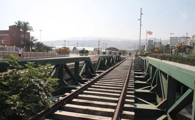 La Mesa del Ferrocarril de Almería celebra hoy una jornada sobre la conexión del tren con el puerto