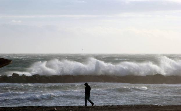 Aviso naranja por oleaje y amarillo por viento, hoy en Almería