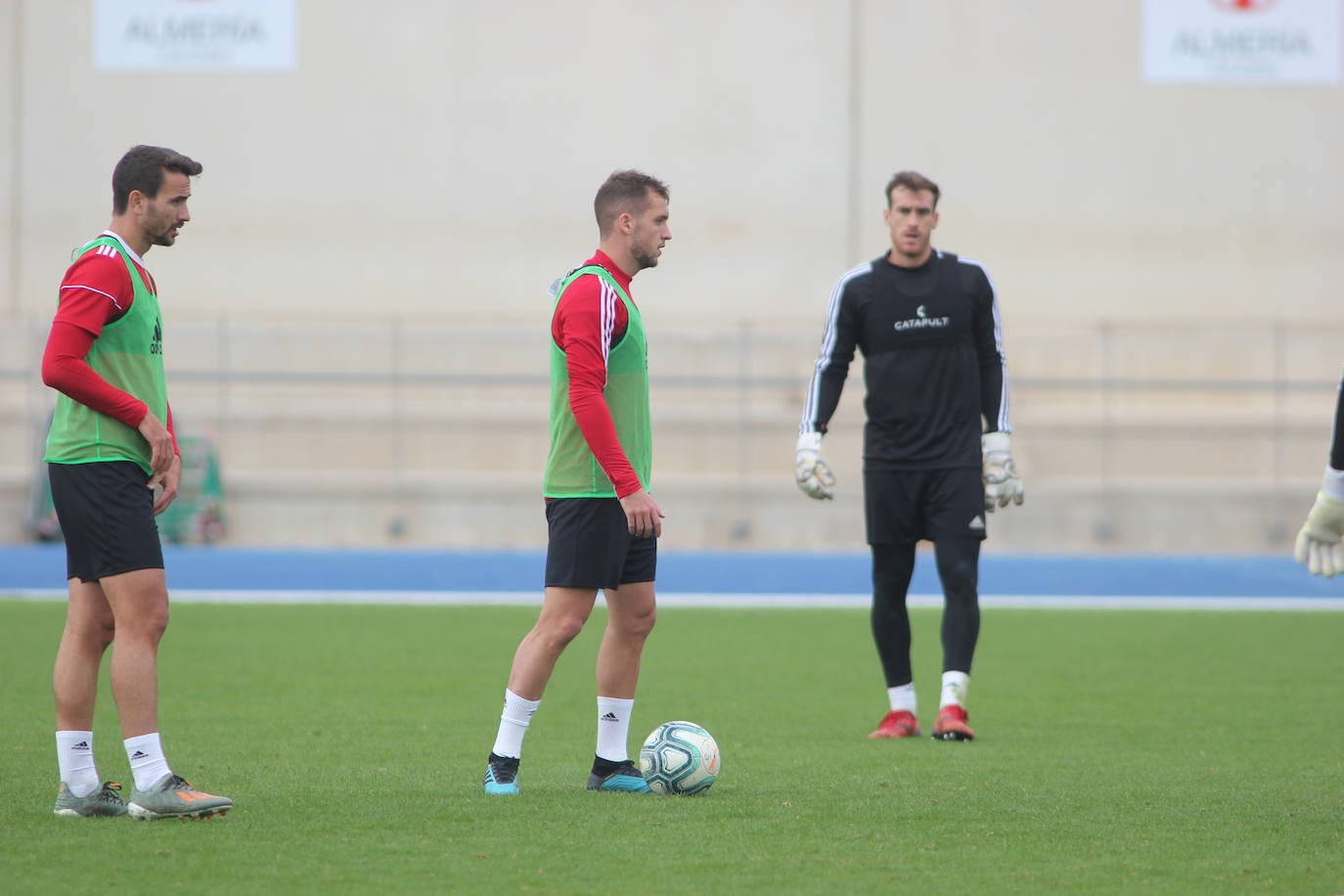 El Almería viaja con 19 futbolistas para jugar mañana en Elche