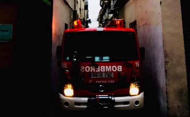 Evitan la caída de una farola y de una tubería por el fuerte viento