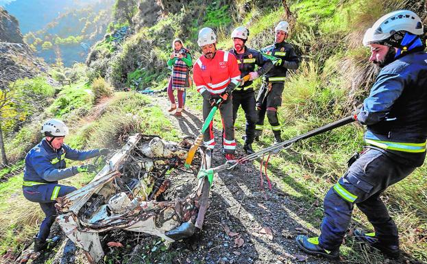 Rescatan un coche que llevaba casi 30 años despeñado en una ladera de Sierra Nevada