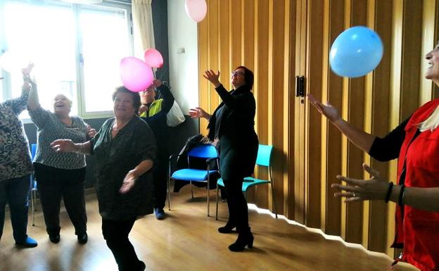 Los mayores de Cúllar Vega mejoran su calidad de vida gracias a talleres de risoterapia y música para el recuerdo