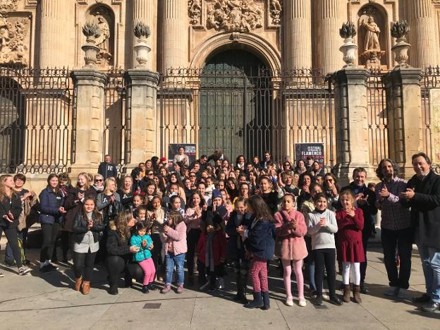 El flamenco protagoniza un flashmob en la plaza de Santa María